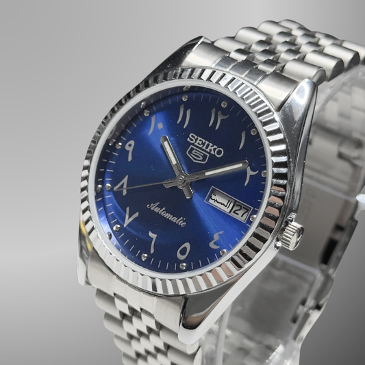 Seiko 5 Arabic Dial Ocean Blue mit geriffelter Lünette