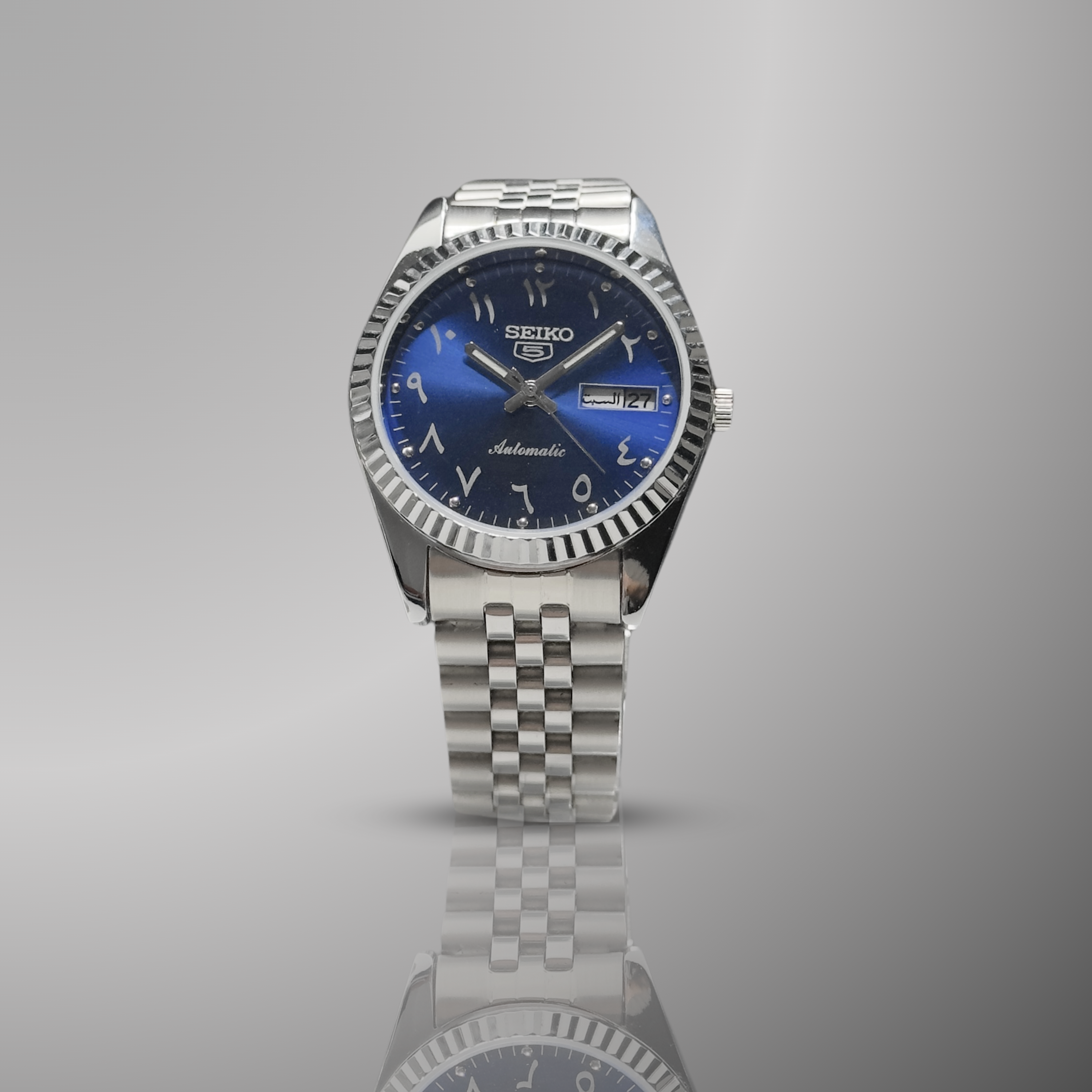 Seiko 5 Arabic Dial Ocean Blue mit geriffelter Lünette